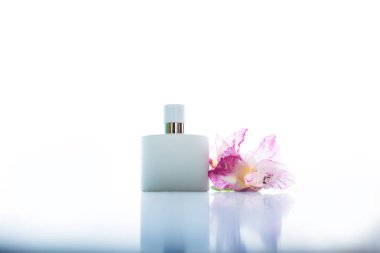 Beyaz pembe çiçekler ile parfüm 