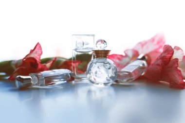 Farklı küçük şişe parfüm pembe çiçekli