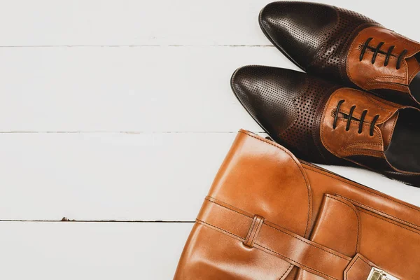 Mäns casual outfits med bruna skor och brun handväska på vit — Stockfoto
