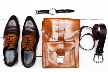 ahşap arka plan üzerinde şık erkek aksesuarlar