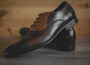 Kahverengi deri çift ayakkabı