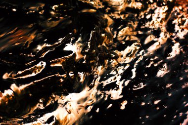 Sıvı altın arka plan. Soyut altın su dalgaları ile reflectio