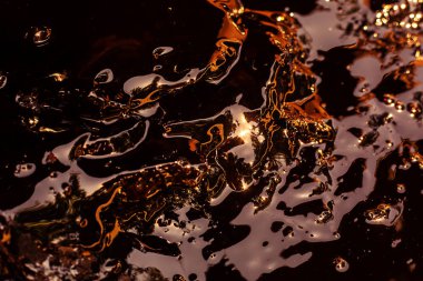 Sıvı altın arka plan. Soyut altın su dalgaları ile reflectio