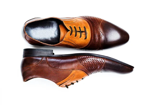 Beyaz bir arka plan üzerinde izole kahverengi deri adam elbise ayakkabı.