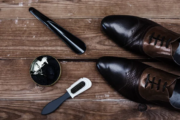 Modieuze mannen schoenen en accessoires schoen zorg op houten rug — Stockfoto