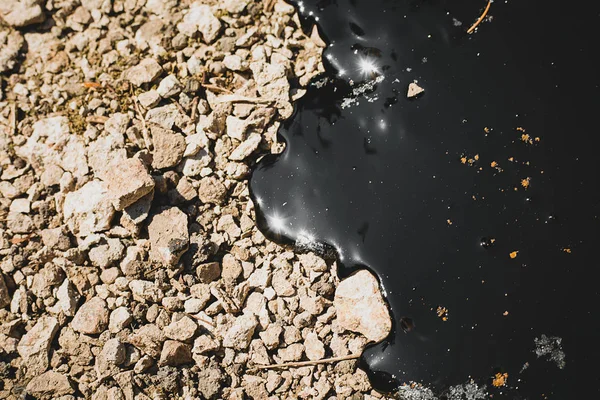 石の上の黒い液体が流れる — ストック写真