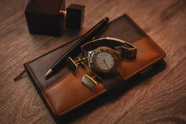 Mannelijke accessoires. Parfum met horloge en Kladblok — Stockfoto