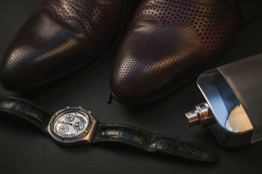 deri erkek aksesuarlar kahverengi. Parfüm ve izlemek ile ayakkabı 