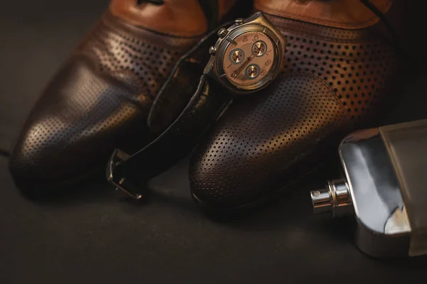 Mannelijke schoenen met horloge en parfum — Stockfoto