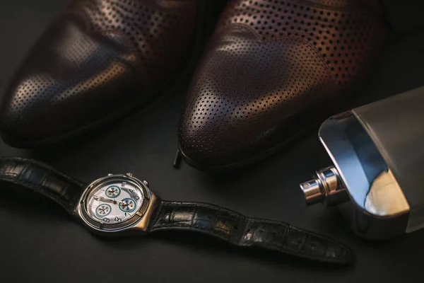 Hnědé kožené Pánské doplňky. Boty s parfémy a hodinky — Stock fotografie
