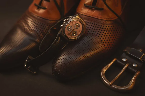 Chaussures masculines et montre et ceinture — Photo