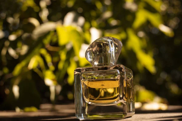Perfume natural sobre fondo borroso verde — Foto de Stock