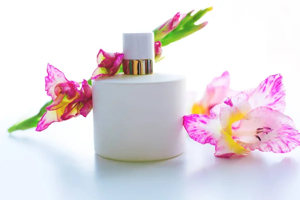 Butelkę perfum dla kobiet i delikatny kwiat na białym liczby — Zdjęcie stockowe
