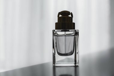 gri zemin üzerine parfüm şişesi