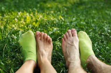 Çift Relax yalınayak zevk yeşil çim doğada
