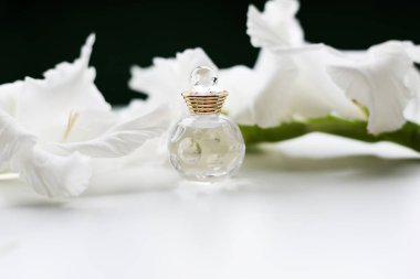 bir şişe parfüm ve çiçekler