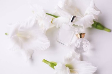 iki şişe parfüm çiçekli 