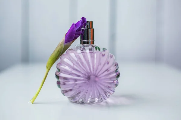 Botella de perfume y flores —  Fotos de Stock