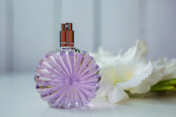 Üveg Parfüm és virágok — Stock Fotó