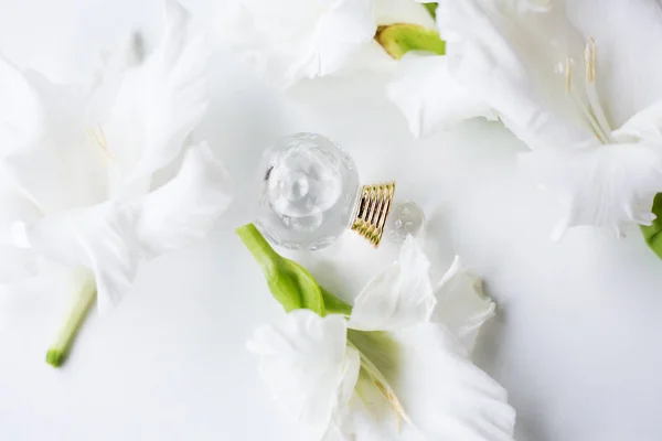 小瓶香水与白色的花朵 — 图库照片