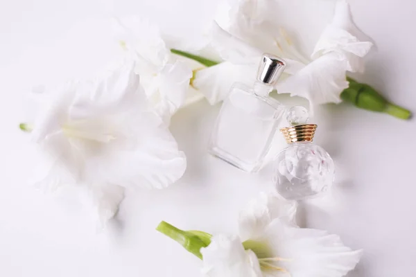 Dois frascos de perfume com flores — Fotografia de Stock