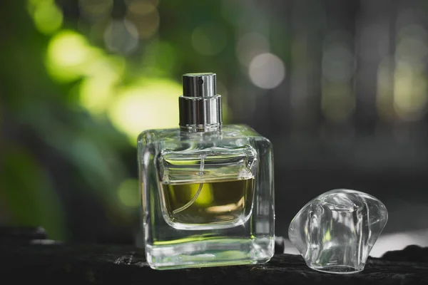 Parfum in groene achtergrond — Stockfoto