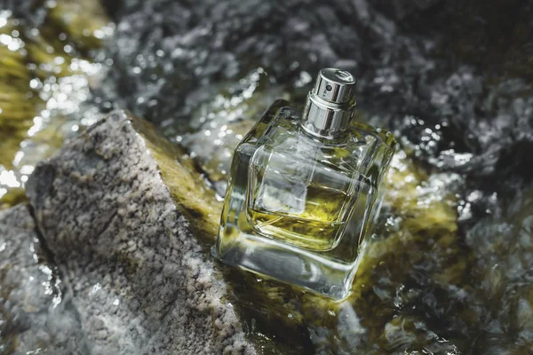 Parfüm şişesi üzerinde su arka plan