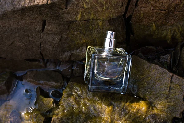 Frasco de perfume na pedra cinzenta — Fotografia de Stock