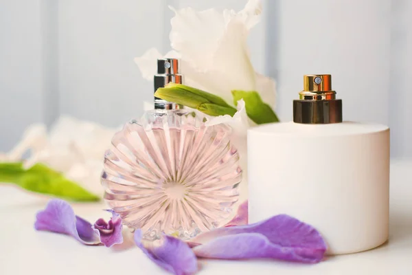 Két üveg parfüm a virágok — Stock Fotó