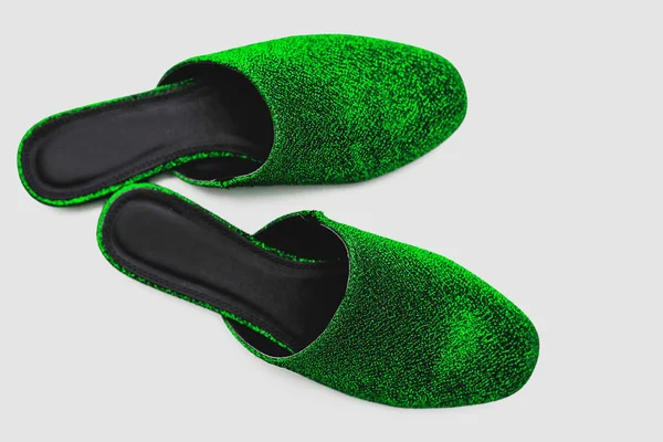 Stijlvolle vrouwelijke groene schoenen op witte achtergrond — Stockfoto