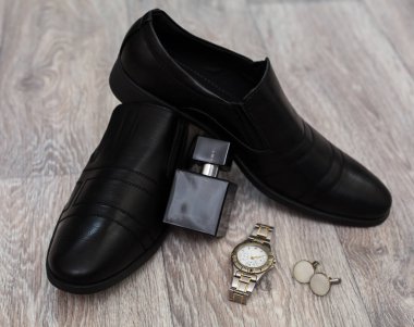 Erkek ayakkabıları ve parfüm