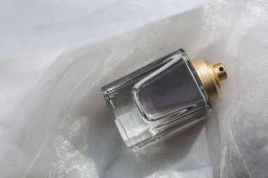 üzerinde gri kadın parfüm şişe 