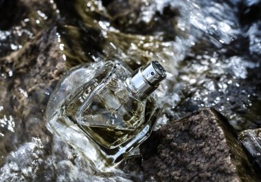 Kayaların üzerinde bulunan parfüm şişesi