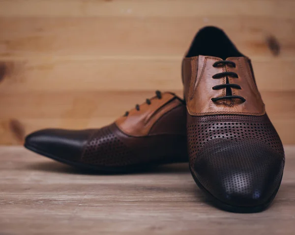 Primeros planos de elegantes zapatos de cuero marrón moderno — Foto de Stock