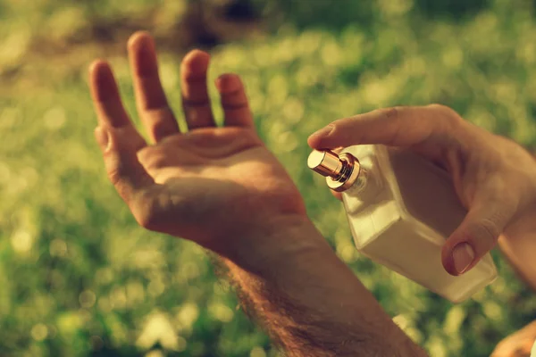 Homme échantillons parfum à portée de main — Photo