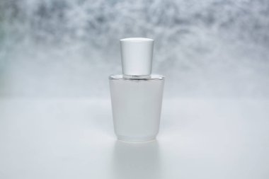 Beyaz arka plan üzerinde güzel şişe kadın parfüm