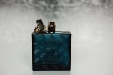 gri arka plan üzerinde kol ile erkek parfüm 