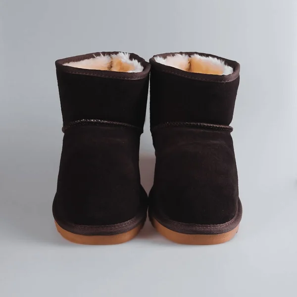 Brown feminino botas de inverno de moda sobre branco — Fotografia de Stock