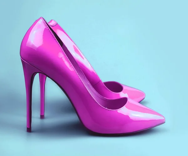 Moderna moda rosa mulheres sapatos filmados em estúdio — Fotografia de Stock