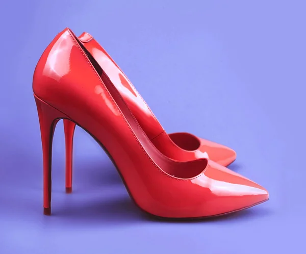 Moderna fashionabla rosa kvinnor skor sköt i studio — Stockfoto