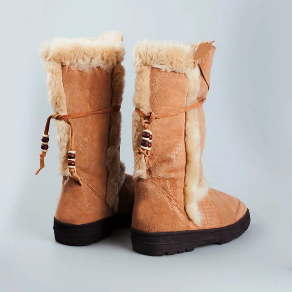 白色棕色女性时尚冬季靴子 — 图库照片