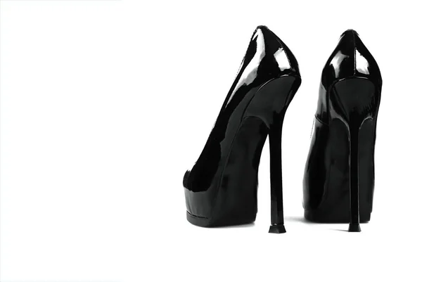 Černé boty s vysokými podpatky pro obchodní nebo party oblečení. Izolované na — Stock fotografie