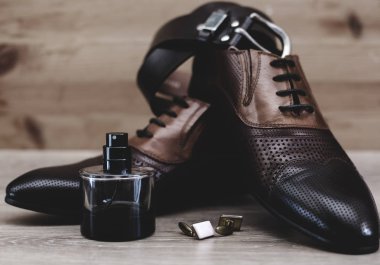 ahşap arka plan üzerinde şık erkek aksesuarlar.