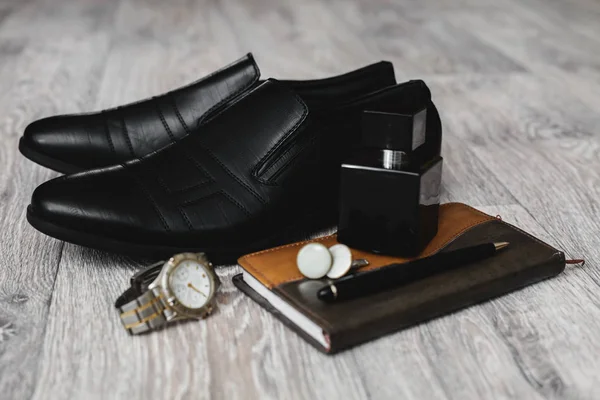 Acessórios masculinos. Sapatos com perfume e bloco de notas — Fotografia de Stock