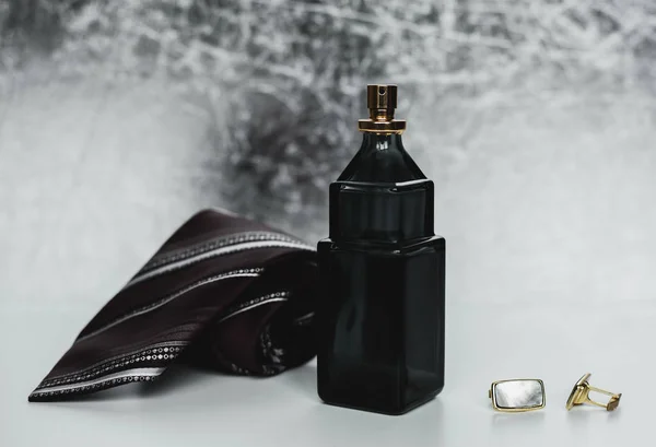 Acessórios de moda masculina. Perfume com gravata e punho — Fotografia de Stock