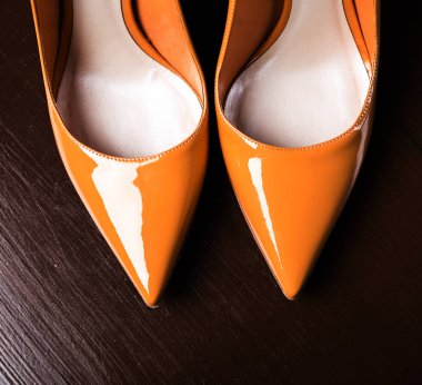 Koyu ahşap yüzey üzerinde sarı kadın ayakkabı. Wom için Ayakkabı Yaz