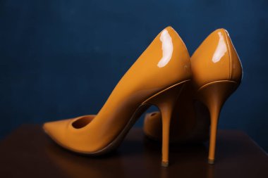 Koyu ahşap yüzey üzerinde sarı kadın ayakkabı. Wom için Ayakkabı Yaz