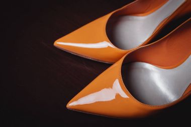 Koyu ahşap yüzey üzerinde sarı kadın ayakkabı. Wom için Ayakkabı Yaz