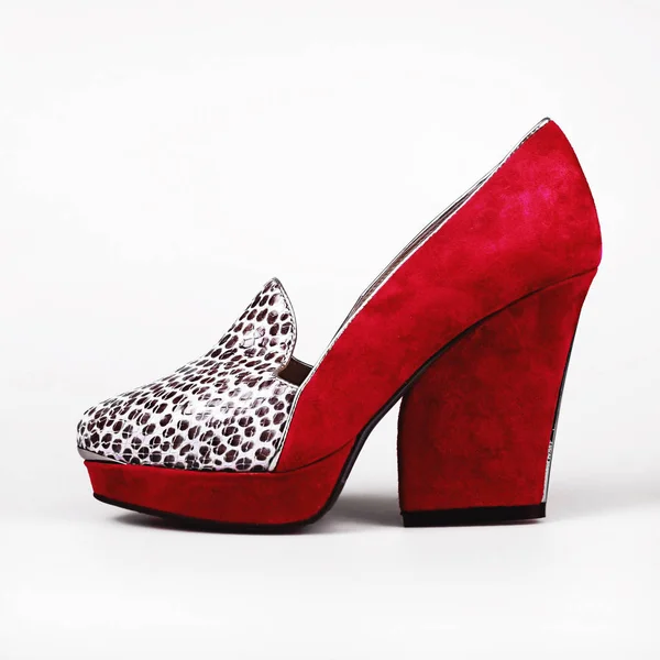 Sapatos femininos vermelhos no fundo branco — Fotografia de Stock