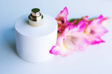 Pembe çiçekli kadın parfüm 